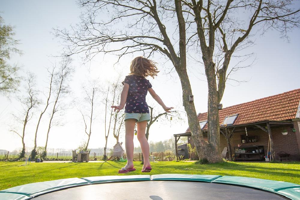 Jakie korzyści przynosi skakanie na trampolinie?